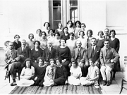 Οι απόφοιτες του Αρσακείου του 1924. Καθισμένοι οι καθηγητές.  Aπό αριστερά: Κουρσούμης δάσκαλος, Αριστοτέλης Πατέρας, Αγγελική Τέτση, Αντώνιος Ναός, Γιαννοπούλου διευθύντρια του Αρσακείου, Γρηγορόπουλος ιατρός, Πάνος Διαμαντόπουλος  και Χατζηγιάννης γεωπόνος. Από το αρχείο του δημοσιογράφου Κώστα Περραιβού.