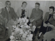 Το 1957 ο Θανάσης Αναστασίου, με τη γυναίκα του Αγγελική και τις κόρες του Λίτσα και Τζίνα (Αρχείο Τάκη Σαρακατσιάνου)