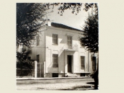 Η κατοικία του οδοντιάτρου Νικολάου Παρίση στη βόρεια πλευρά της πλατείας Ταχυδρομείου. Από το οικογενειακό αρχείο Πάρι και Βάσως Παρίση