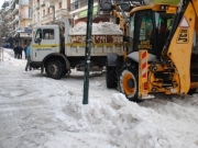 Στη Φλώρινα μεταφέρουν το χιόνι με φορτηγά