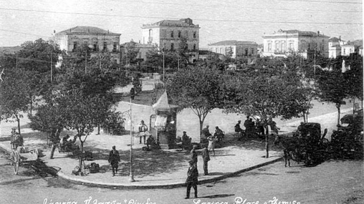 Η πλατεία Θέμιδος και τα κτίρια της νότιας πλευράς της. Φωτογραφία από επιστολικό δελτάριο των Α. Γκινάκου και Γ. Μαργαρίτη. 1935 περίπου.