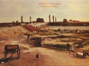 Επιχρωματισμένη φωτογραφία των αρχών του 20ού αιώνα, όπου διακρίνεται η ιστορική γέφυρα του Τιταρήσιου που έγινε η υποδοχή του Ελληνικού Στρατού και στο βάθος το Τουρκικό στρατόπεδο, στο οποίο στεγάστηκε ο Ελληνικός Στρατός