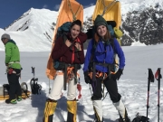 Γυναικεία πόδια στην υψηλότερη κορυφή της Αλάσκας