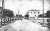 Η οδός Βόλου (23ης Οκτωβρίου) στο ύψος του ναού του Αγ. Κωνσταντίνου και του Ε’ Δημοτικού Σχολείου. Φωτογραφία  από το προεκλογικό φυλλάδιο των Δημοτικών εκλογών του Φεβρουαρίου 1934 του υποψήφιου δημάρχου Μιχαήλ Σάπκα.