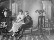 Ο Δημήτριος Χατζηγιάννης με την σύζυγό του Μαρίκα Πλάκα, νεόνυμφοι. 1919