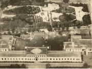 Το 404 Γενικό Στρατιωτικό Νοσοκομείο και η περιοχή του πάρκου  του Αγ. Αντωνίου φωτογραφημένα από μια ασυνήθιστη οπτική γωνία. Αεροφωτογραφία  από το βιβλίο των Μιχαήλ Αβραμόπουλου και Βασιλείου Βουτσιλά «ΛΑΡΙΣΑ», Αύγουστος 1962