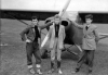 Στρατιωτικό ταχυδρομικό αεροσκάφος στην πλατεία Νεάπολης το 1955. Από αριστερά Άγγελος Μιχαλούδης, Παναγιώτης και Τάκης Μπουχώρης (φωτ. αρχείο Τάκη Μπουχώρη)