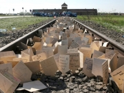 Η «Πορεία των Ζωντανών», μια πορεία μνήμης για τα θύματα του Ολοκαυτώματος, από το «κολαστήριο» του Άουσβιτς στο Μπίρκεναου