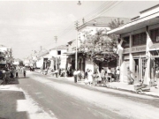 Η οδός Μακεδονίας  (Βενιζέλου) ήταν από  τους μεγαλύτερους  και κεντρικότερους  δρόμους της Λάρισας  και από τους πρώτους  που ασφαλτοστρώθηκαν.  Δεξιά η διασταύρωση  με την οδό Δήμητρας.  Από επιστολικό δελτάριο  του Νικ. Στουρνάρα.  1950 περίπου.  Αρχείο Φωτοθήκης Λάρισας.