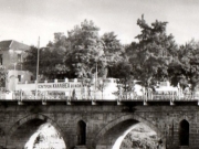 Το κέντρο &quot;Καλλιθέα&quot; στην περιοχή &quot;Πευκάκια&quot;. Βρισκόταν σε μια κατάφυτη περιοχή δίπλα από την παλιά πέτρινη γέφυρα του Πηνειού. Λεπτομέρεια από προπολεμικό επιστολικό δελτάριο του Νικολάου Στουρνάρα. Περίπου 1939-1940. Από το αρχείο του Γιάννη Μανίκα. 