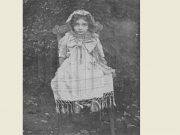 Η Μελίτα ή η Δώρα Τσώκου σε νεαρή ηλικία. Αταύτιστη φωτογραφία από το Αρχείο Φαβρ. Φωτογράφος: Πέτρος Οικονόμου © ΓΑΚ/Τοπικό Αρχείο Αγιάς