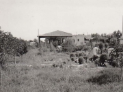 Τμήμα της περιοχής του Αλκαζάρ κατά τα πρώτα μεταπολεμικά χρόνια. Δεξιά το Ηρώο και στο μέσον το κέντρο &quot;Αλκαζάρ&quot;. Φωτογραφία του Νικολάου Μούσιου. Περίπου 1948. Προσφορά της Χάιδως Βαλσάμη