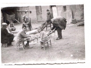 1957, Πάσχα στην αυλή της οικογενείας Μιλτσακάκη στη Λάρισα, (αρχείο Τάκη Μπουχώρη).