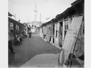 Μέρος από τα πρόχειρα καταστήματα που έστησαν οι πρόσφυγες το 1924 στην πλατεία  Ανακτόρων (δημάρχου Μπλάνα). Φωτογραφία του Moritz Blumenthal. 1931.