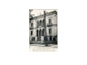 Το αρχοντικό του Κων. Σκαλιώρα όπως μετατράπηκε σε Διοικητήριο του Β΄ Σώματος Στρατού. Επιστολικό δελτάριο αρ. 27 . Περίπου 1935-1936. Συλλογή του Αντώνη Γαλερίδη.