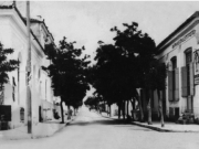 Η οδός Κούμα στη διασταύρωσή της με τη Μεγ. Αλεξάνδρου, Φωτογραφία του 1930 περίπου. Από το αρχείο του Θανάση Μπετχαβέ