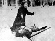 Ο ματωμένος Μάης του 1936 στη Θεσσαλονίκη. Η μάνα του Τάσου Τούση θρηνεί τον γιο της, που έπεσε νεκρός από το καθεστώς της 4ης Αυγούστου στα επεισόδια που ακολούθησαν την απεργία και τις διαδηλώσεις των καπνεργατών. Μια φωτογραφία που ενέπνευσε τον Γιάννη Ρίτσο και έγραψε τον «Επιτάφιο»