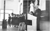 Ο πρόεδρος του Ε. Ε. Σ. Λαρίσης Μιχαήλ Σάπκας σε εκδήλωση στην αίθουσα  του «Σπιτιού του Στρατιώτου». 1950 περίπου. Αρχείο της Ιουλίας Ρίζου